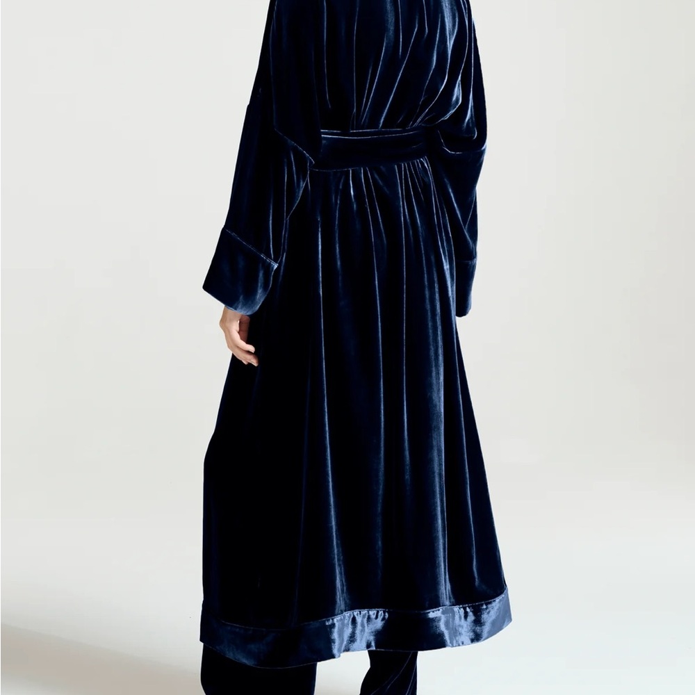 Luxurious Navy Velvet Robe - Picture 4 of 7
